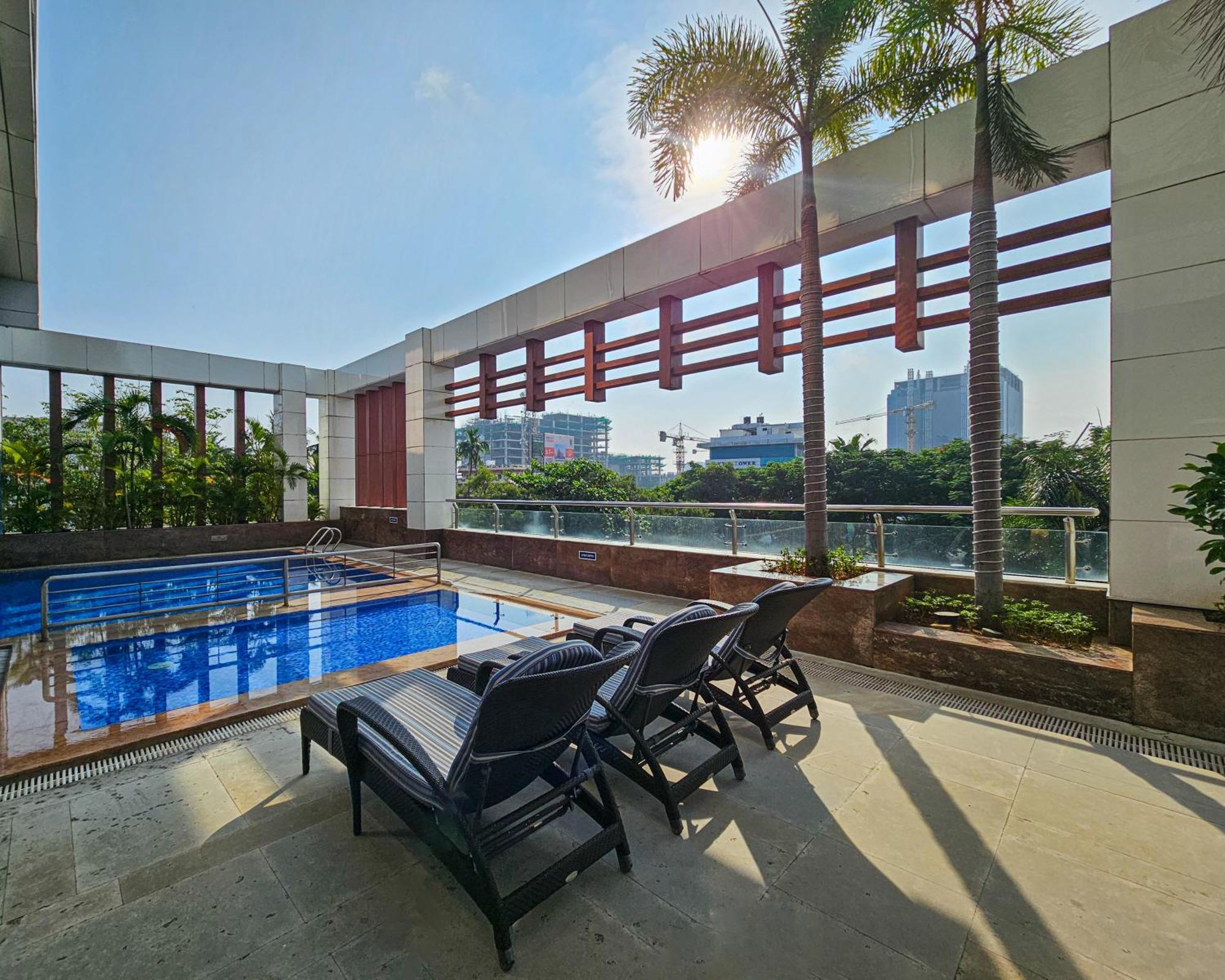 Novotel Chennai Sipcot Eksteriør billede Rooftop pool